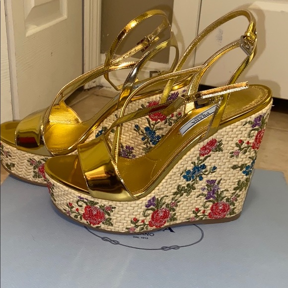 Prada Gold Wedges style Capretto lamina. - Picture 3 of 7
